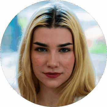 Headshot of Zuzu Park-Stettner, Feld Repetiteur, smiling.